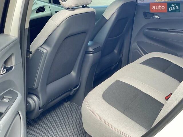 Белый Шевроле Bolt EV, объемом двигателя 0 л и пробегом 125 тыс. км за 15700 $, фото 14 на Automoto.ua