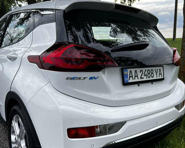 Белый Шевроле Bolt EV, объемом двигателя 0 л и пробегом 75 тыс. км за 20900 $, фото 10 на Automoto.ua