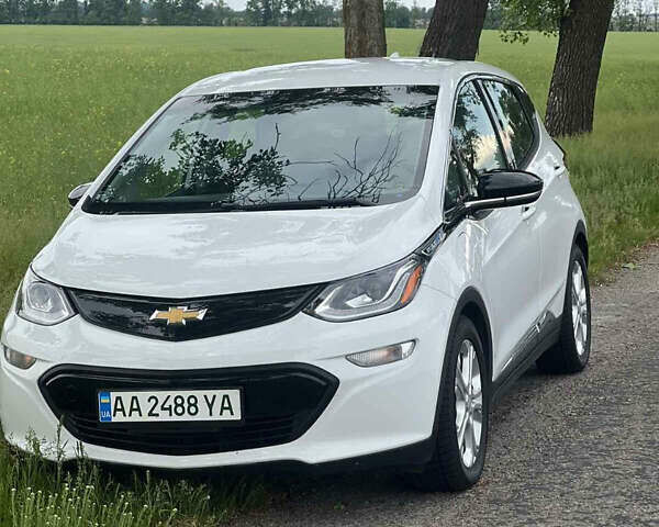 Белый Шевроле Bolt EV, объемом двигателя 0 л и пробегом 75 тыс. км за 20900 $, фото 7 на Automoto.ua