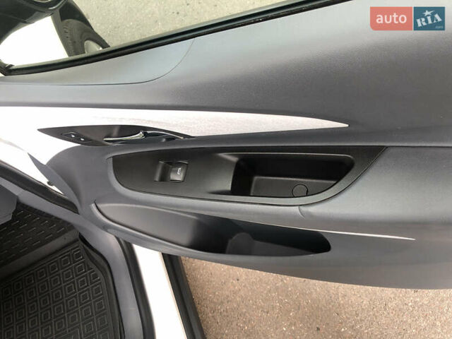 Белый Шевроле Bolt EV, объемом двигателя 0 л и пробегом 159 тыс. км за 13000 $, фото 42 на Automoto.ua