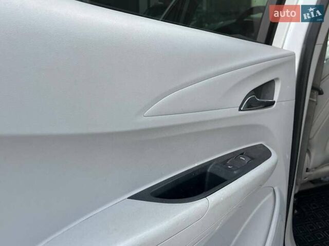 Белый Шевроле Bolt EV, объемом двигателя 0 л и пробегом 219 тыс. км за 12800 $, фото 34 на Automoto.ua
