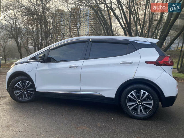 Белый Шевроле Bolt EV, объемом двигателя 0 л и пробегом 147 тыс. км за 12999 $, фото 6 на Automoto.ua