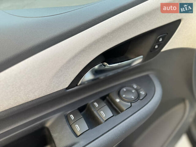 Белый Шевроле Bolt EV, объемом двигателя 0 л и пробегом 154 тыс. км за 13900 $, фото 14 на Automoto.ua