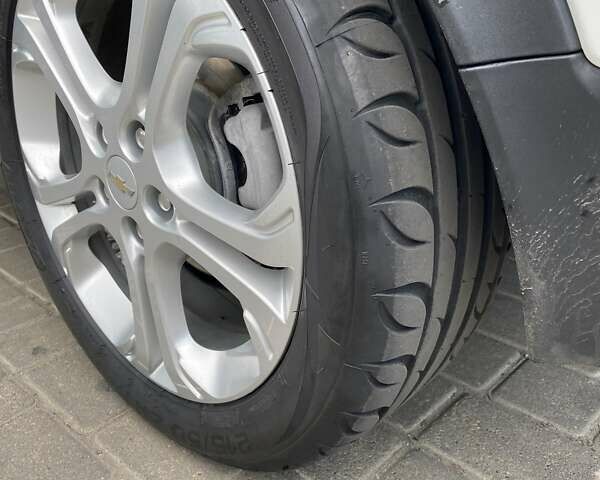 Белый Шевроле Bolt EV, объемом двигателя 0 л и пробегом 125 тыс. км за 14300 $, фото 3 на Automoto.ua