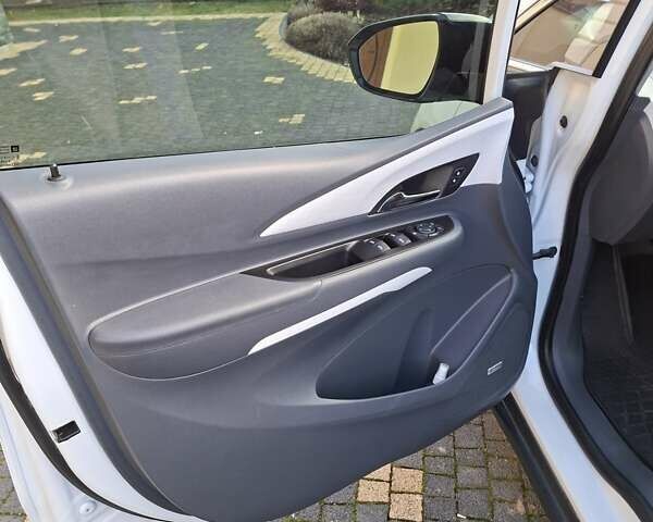 Белый Шевроле Bolt EV, объемом двигателя 0 л и пробегом 107 тыс. км за 16300 $, фото 6 на Automoto.ua