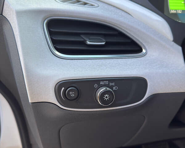 Білий Шевроле Bolt EV, об'ємом двигуна 0 л та пробігом 118 тис. км за 14300 $, фото 16 на Automoto.ua