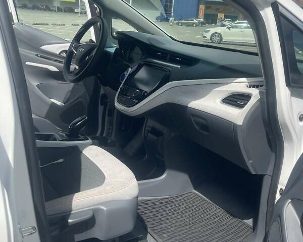 Белый Шевроле Bolt EV, объемом двигателя 0 л и пробегом 82 тыс. км за 12700 $, фото 12 на Automoto.ua