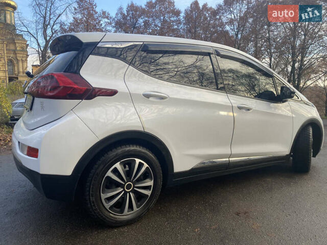 Белый Шевроле Bolt EV, объемом двигателя 0 л и пробегом 147 тыс. км за 12999 $, фото 3 на Automoto.ua