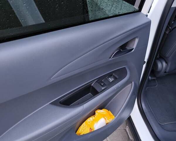 Белый Шевроле Bolt EV, объемом двигателя 0 л и пробегом 102 тыс. км за 15000 $, фото 5 на Automoto.ua