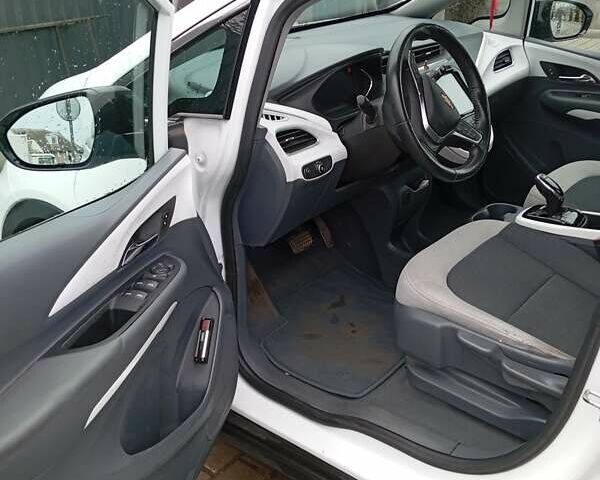 Белый Шевроле Bolt EV, объемом двигателя 0 л и пробегом 121 тыс. км за 12500 $, фото 6 на Automoto.ua