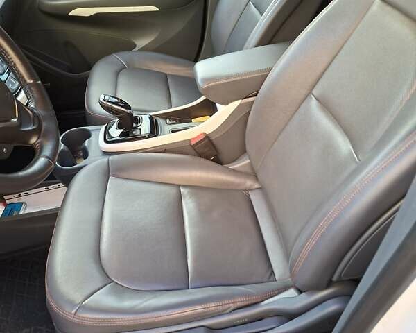 Белый Шевроле Bolt EV, объемом двигателя 0 л и пробегом 107 тыс. км за 16300 $, фото 7 на Automoto.ua