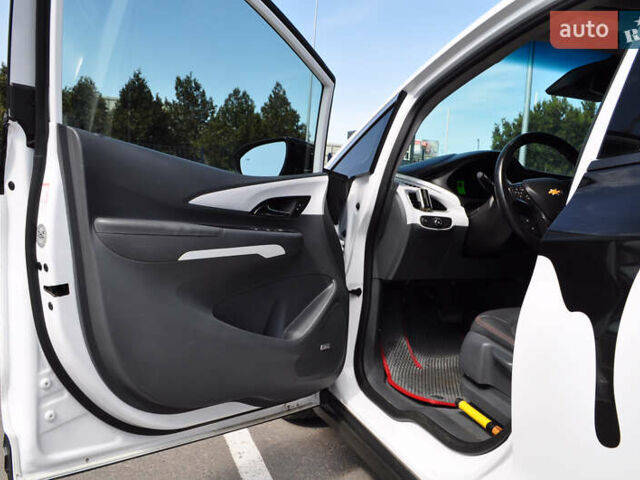 Белый Шевроле Bolt EV, объемом двигателя 0 л и пробегом 115 тыс. км за 18000 $, фото 26 на Automoto.ua