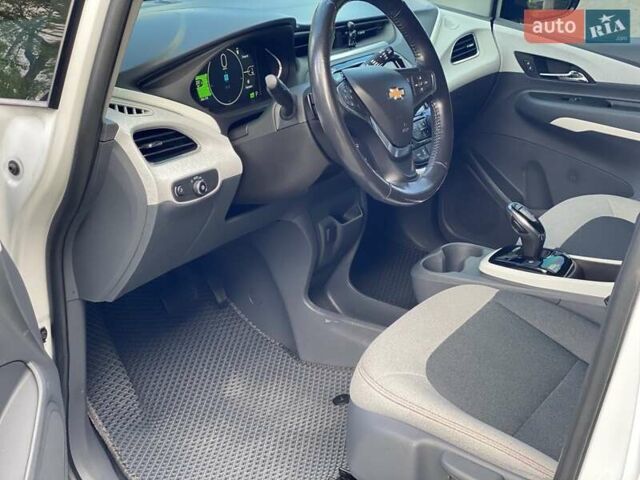 Белый Шевроле Bolt EV, объемом двигателя 0 л и пробегом 125 тыс. км за 14300 $, фото 14 на Automoto.ua
