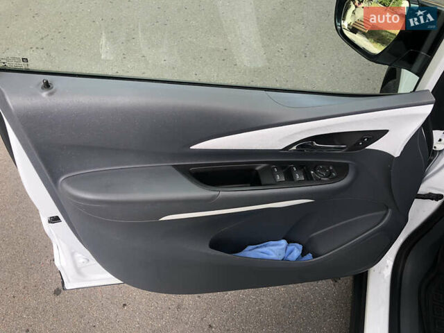 Белый Шевроле Bolt EV, объемом двигателя 0 л и пробегом 159 тыс. км за 13000 $, фото 45 на Automoto.ua