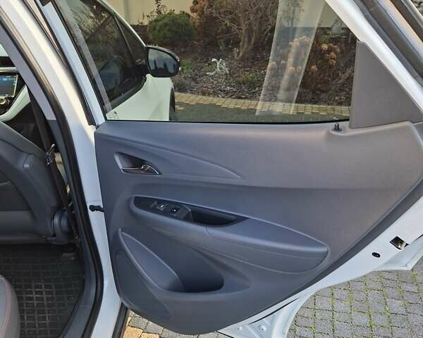 Белый Шевроле Bolt EV, объемом двигателя 0 л и пробегом 107 тыс. км за 16300 $, фото 10 на Automoto.ua