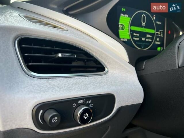 Белый Шевроле Bolt EV, объемом двигателя 0 л и пробегом 117 тыс. км за 14300 $, фото 42 на Automoto.ua