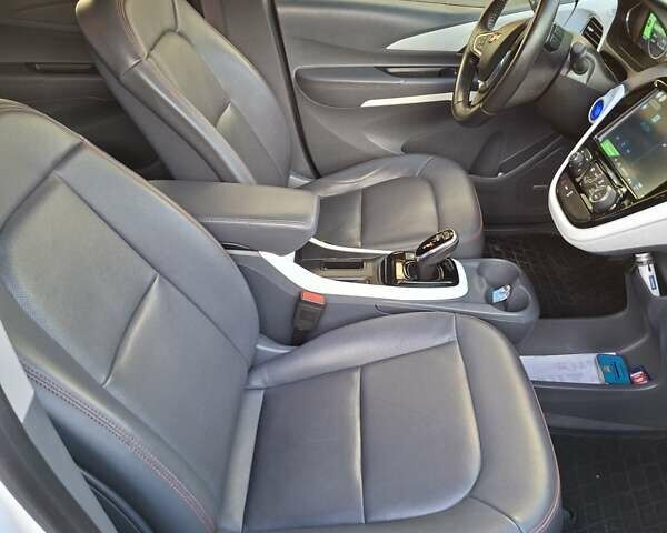 Белый Шевроле Bolt EV, объемом двигателя 0 л и пробегом 107 тыс. км за 16300 $, фото 12 на Automoto.ua