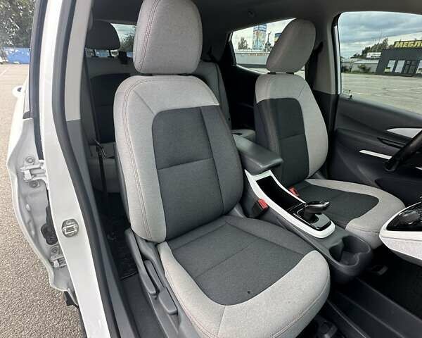 Білий Шевроле Bolt EV, об'ємом двигуна 0 л та пробігом 30 тис. км за 16800 $, фото 16 на Automoto.ua