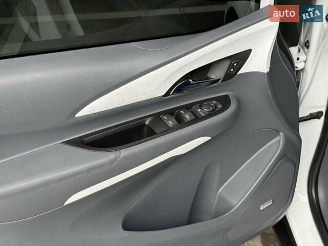 Белый Шевроле Bolt EV, объемом двигателя 0 л и пробегом 64 тыс. км за 15450 $, фото 30 на Automoto.ua