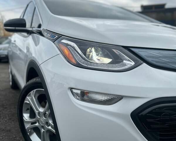 Белый Шевроле Bolt EV, объемом двигателя 0 л и пробегом 30 тыс. км за 16400 $, фото 2 на Automoto.ua