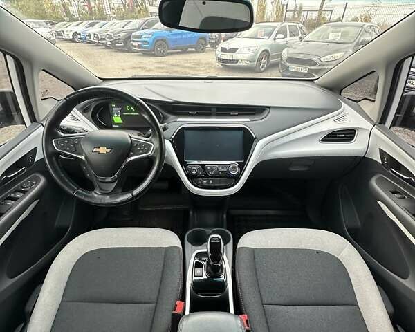 Белый Шевроле Bolt EV, объемом двигателя 0 л и пробегом 30 тыс. км за 16400 $, фото 17 на Automoto.ua