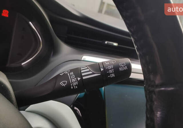 Белый Шевроле Bolt EV, объемом двигателя 0 л и пробегом 230 тыс. км за 12900 $, фото 59 на Automoto.ua