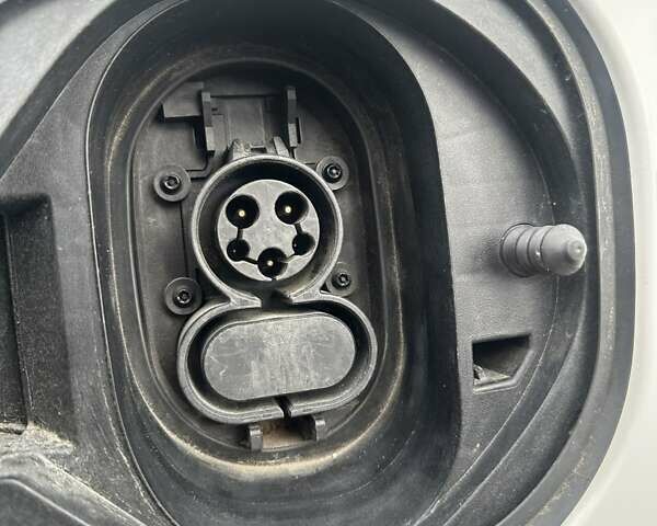 Белый Шевроле Bolt EV, объемом двигателя 0 л и пробегом 30 тыс. км за 16400 $, фото 39 на Automoto.ua