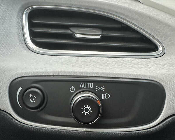 Белый Шевроле Bolt EV, объемом двигателя 0 л и пробегом 30 тыс. км за 16400 $, фото 31 на Automoto.ua