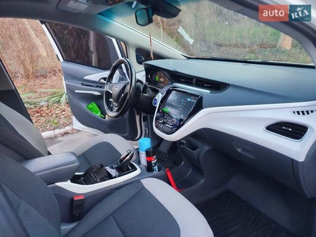 Белый Шевроле Bolt EV, объемом двигателя 0 л и пробегом 126 тыс. км за 13100 $, фото 9 на Automoto.ua
