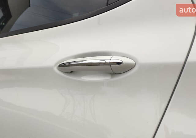 Белый Шевроле Bolt EV, объемом двигателя 0 л и пробегом 230 тыс. км за 12900 $, фото 27 на Automoto.ua