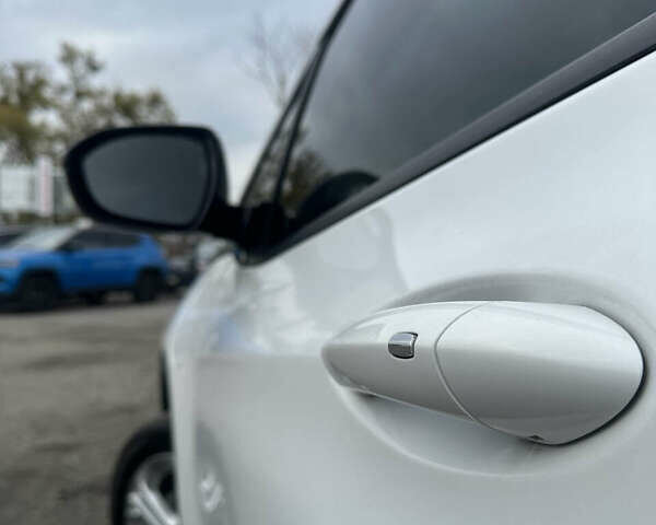 Шевроле Bolt EV 2018 в Буче на Automoto.ua Белый Шевроле Bolt EV, объемом двигателя 0 л и пробегом 30 тыс. км за 16800 $, фото 6 на Automoto.ua