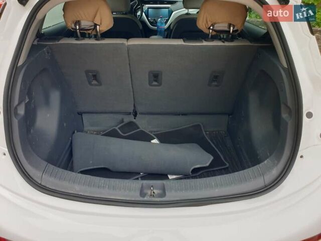 Белый Шевроле Bolt EV, объемом двигателя 0 л и пробегом 105 тыс. км за 14500 $, фото 8 на Automoto.ua