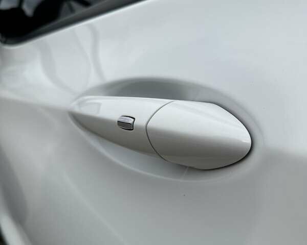 Білий Шевроле Bolt EV, об'ємом двигуна 0 л та пробігом 30 тис. км за 16800 $, фото 7 на Automoto.ua