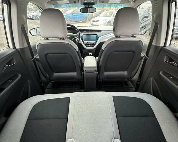 Белый Шевроле Bolt EV, объемом двигателя 0 л и пробегом 30 тыс. км за 16400 $, фото 29 на Automoto.ua