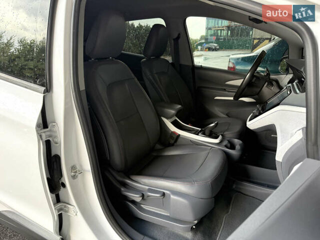Белый Шевроле Bolt EV, объемом двигателя 0 л и пробегом 64 тыс. км за 15450 $, фото 40 на Automoto.ua