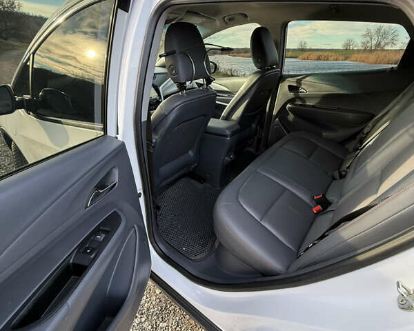 Білий Шевроле Bolt EV, об'ємом двигуна 0 л та пробігом 92 тис. км за 17000 $, фото 9 на Automoto.ua