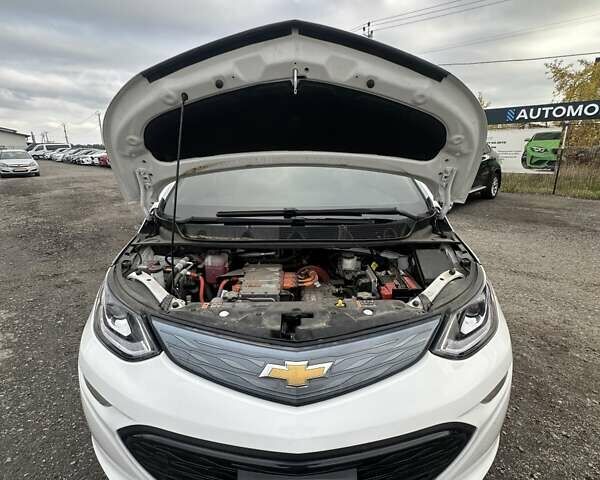 Белый Шевроле Bolt EV, объемом двигателя 0 л и пробегом 30 тыс. км за 16400 $, фото 41 на Automoto.ua