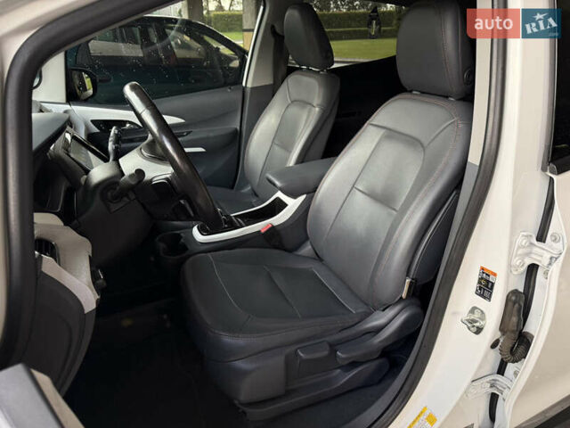 Белый Шевроле Bolt EV, объемом двигателя 0 л и пробегом 64 тыс. км за 15450 $, фото 34 на Automoto.ua