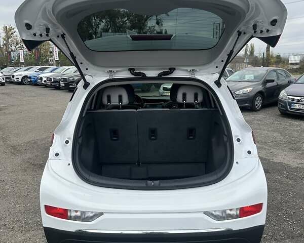 Белый Шевроле Bolt EV, объемом двигателя 0 л и пробегом 30 тыс. км за 16400 $, фото 13 на Automoto.ua