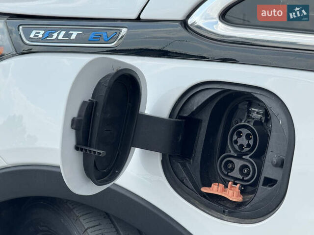 Белый Шевроле Bolt EV, объемом двигателя 0 л и пробегом 64 тыс. км за 15450 $, фото 4 на Automoto.ua