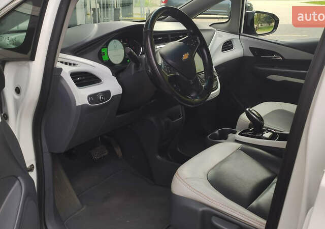Белый Шевроле Bolt EV, объемом двигателя 0 л и пробегом 230 тыс. км за 12900 $, фото 45 на Automoto.ua