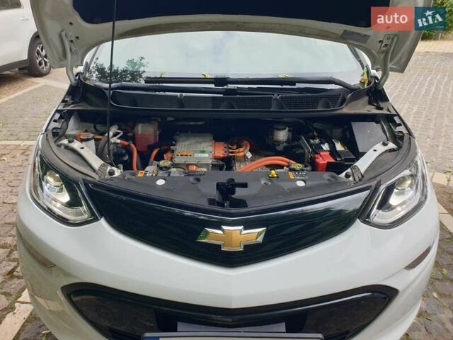 Белый Шевроле Bolt EV, объемом двигателя 0 л и пробегом 105 тыс. км за 14500 $, фото 5 на Automoto.ua
