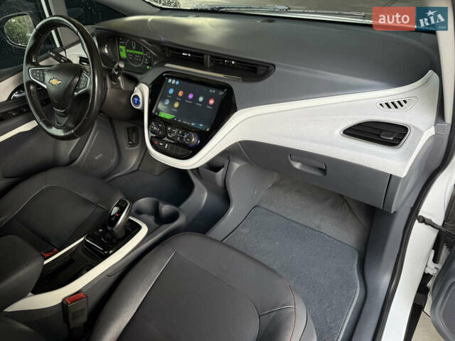 Белый Шевроле Bolt EV, объемом двигателя 0 л и пробегом 64 тыс. км за 15450 $, фото 39 на Automoto.ua
