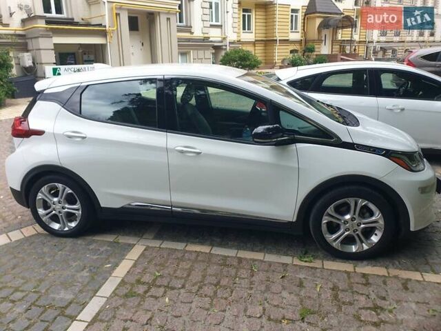 Белый Шевроле Bolt EV, объемом двигателя 0 л и пробегом 105 тыс. км за 14500 $, фото 2 на Automoto.ua