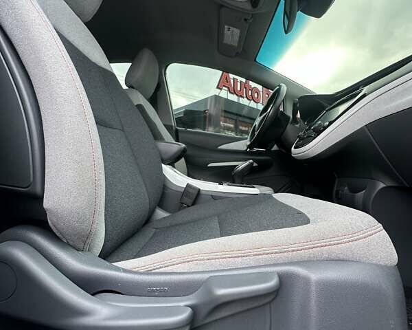 Белый Шевроле Bolt EV, объемом двигателя 0 л и пробегом 30 тыс. км за 16400 $, фото 24 на Automoto.ua