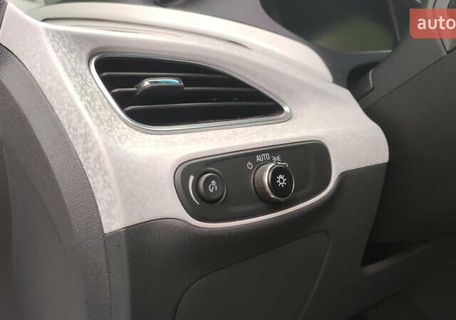 Белый Шевроле Bolt EV, объемом двигателя 0 л и пробегом 230 тыс. км за 12900 $, фото 57 на Automoto.ua
