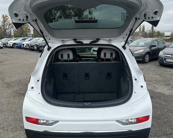 Шевроле Bolt EV 2018 в Буче на Automoto.ua Белый Шевроле Bolt EV, объемом двигателя 0 л и пробегом 30 тыс. км за 16800 $, фото 12 на Automoto.ua