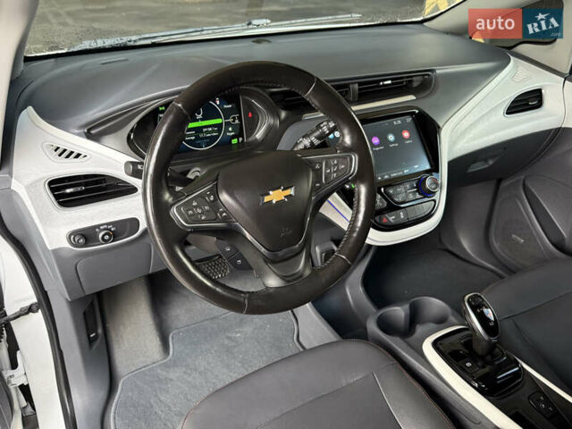 Белый Шевроле Bolt EV, объемом двигателя 0 л и пробегом 64 тыс. км за 15450 $, фото 35 на Automoto.ua