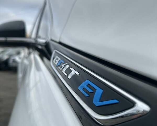 Белый Шевроле Bolt EV, объемом двигателя 0 л и пробегом 30 тыс. км за 16400 $, фото 38 на Automoto.ua