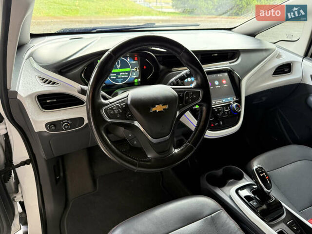 Белый Шевроле Bolt EV, объемом двигателя 0 л и пробегом 64 тыс. км за 15450 $, фото 32 на Automoto.ua